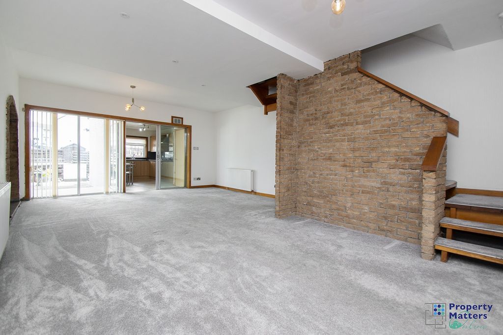 Property photo 2 of 18 Lounge