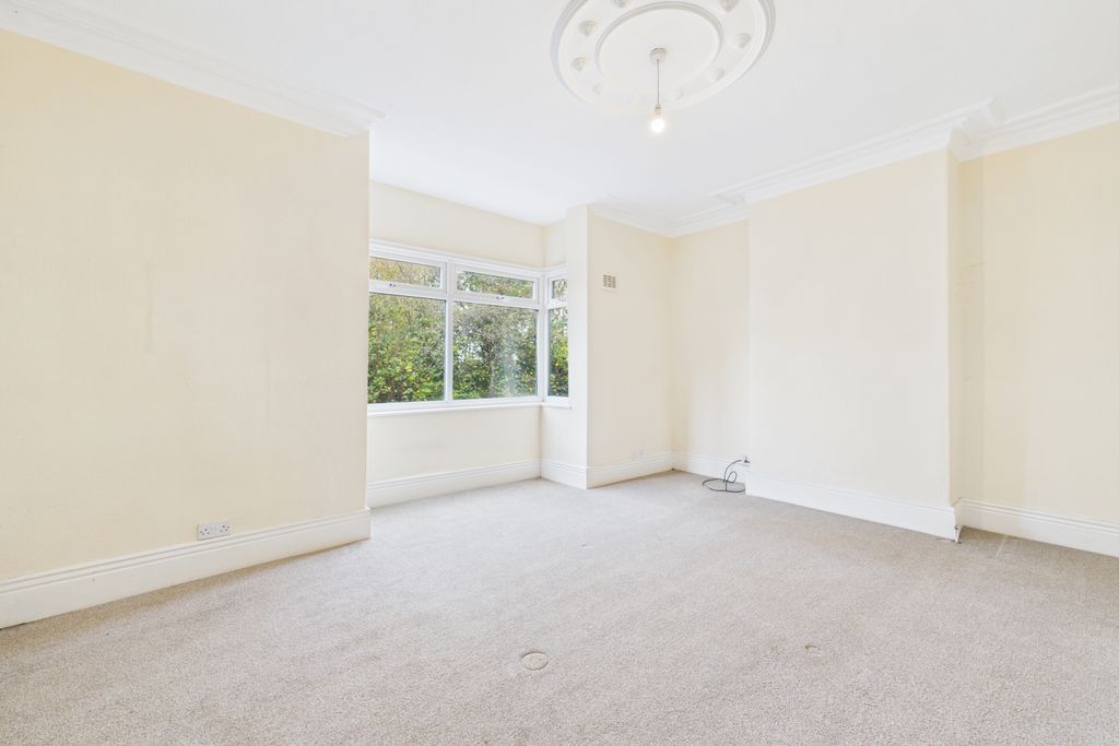 Property photo 3 of 28 Lounge Flat 1