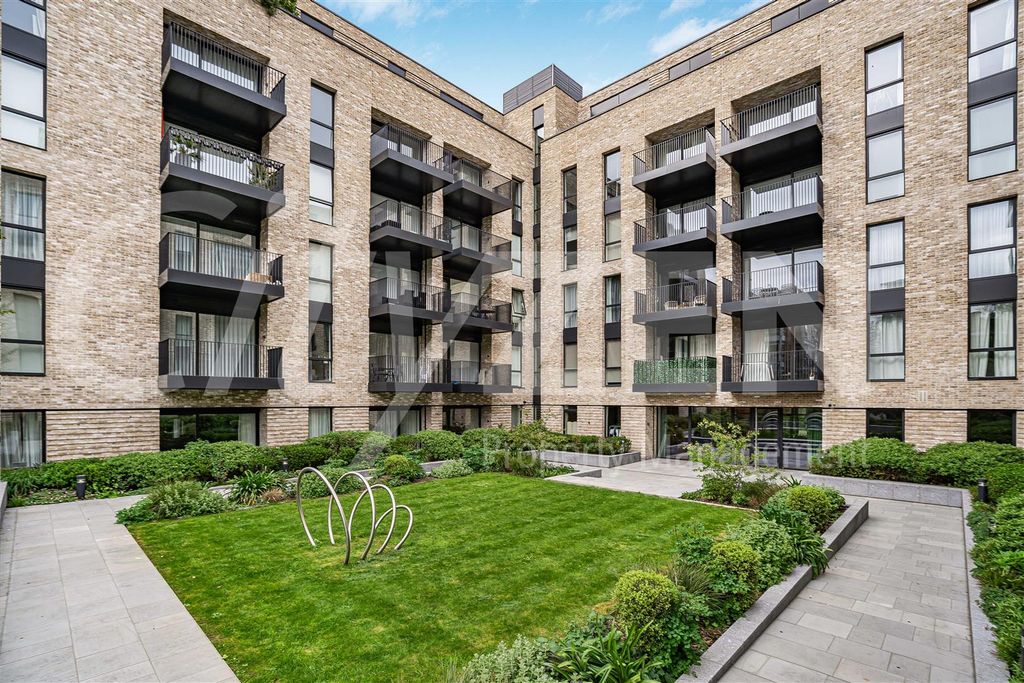 Property photo 3 of 27 Carrick Yard