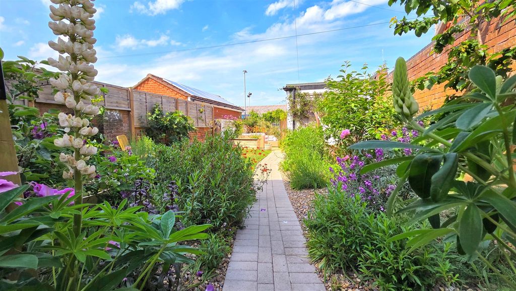 Property photo 2 of 19 Garden