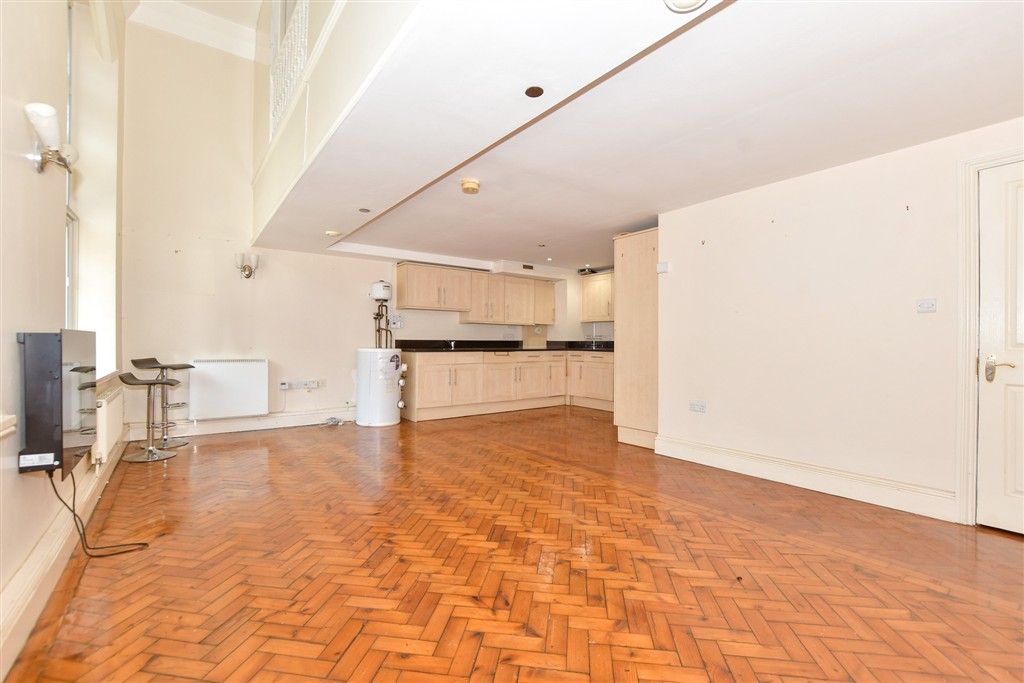 Property photo 3 of 14 Lounge