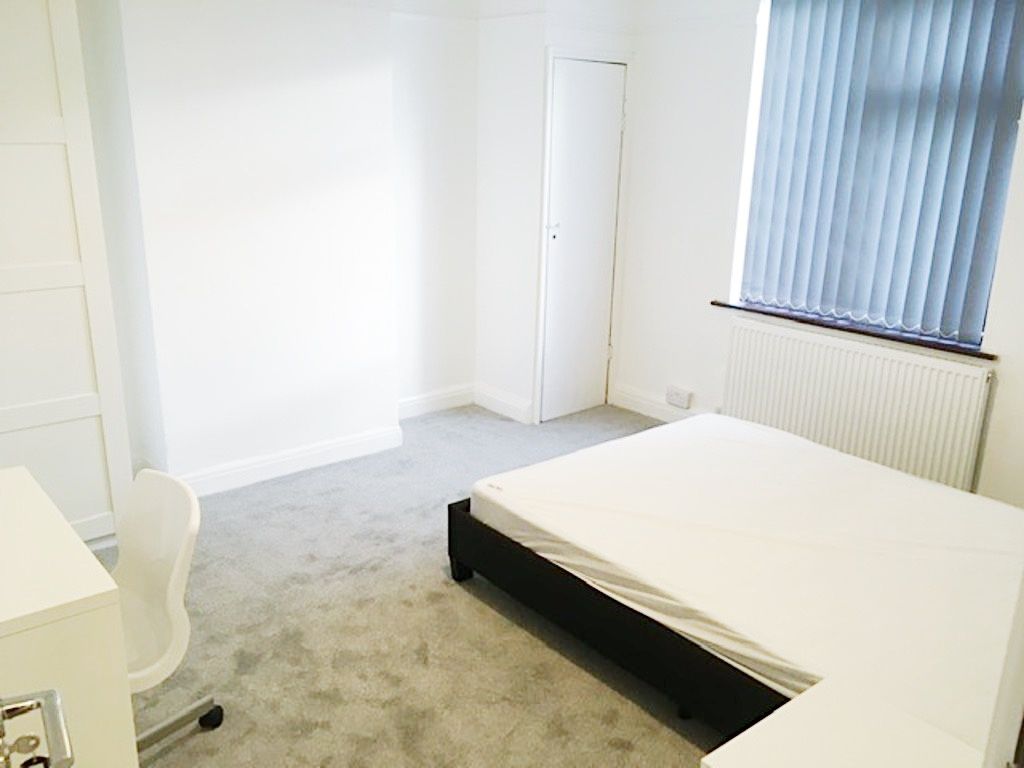 Property photo 2 of 19 Bright, Neutral Double Bedroom With A Simple Bed F...