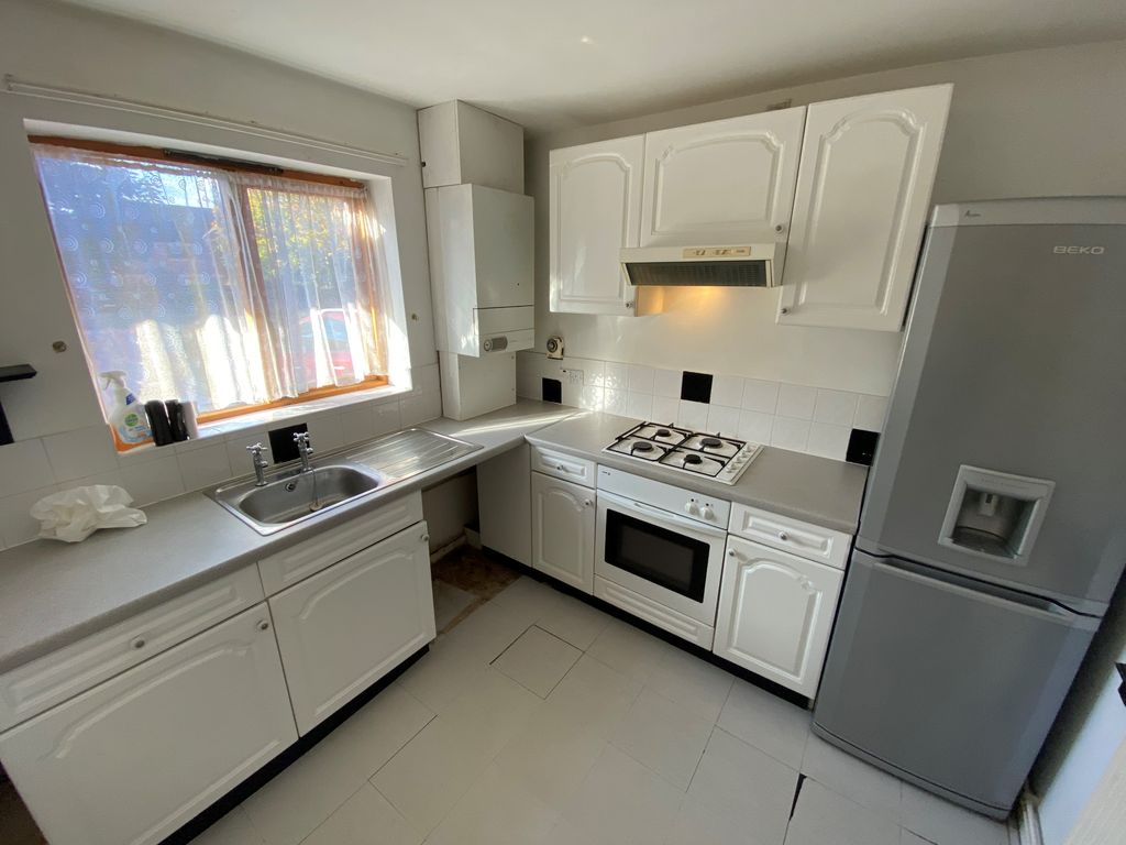 Property photo 2 of 8 Kitchen