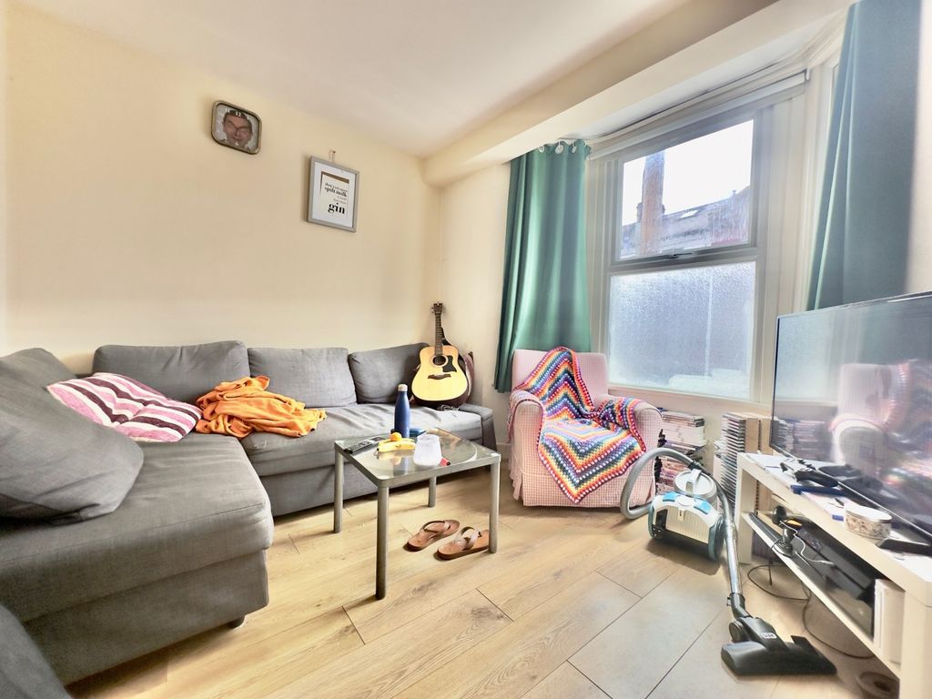Property photo 1 of 15 4/5 Bedrooms House To Rent In Tooting