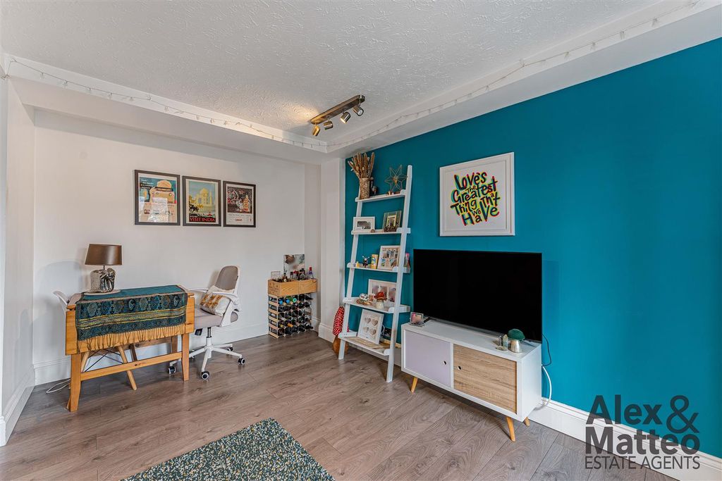 Property photo 3 of 13 Chiltern Court