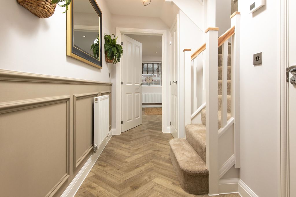 Property photo 3 of 10 Dwh Em Queens Manor Bardon Hallway