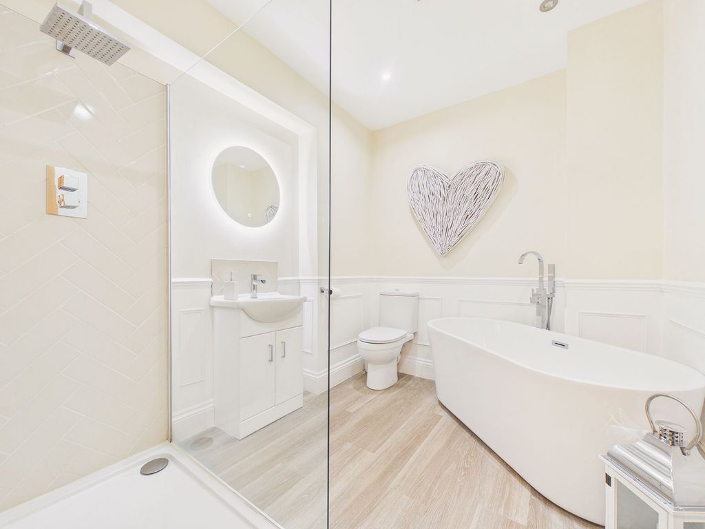 Property photo 3 of 16 Bathroom