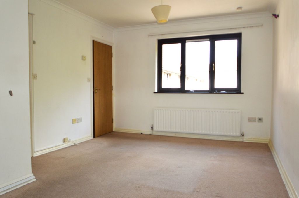 Property photo 3 of 6 Lounge