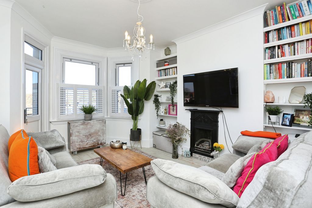 Property photo 2 of 14 Lounge