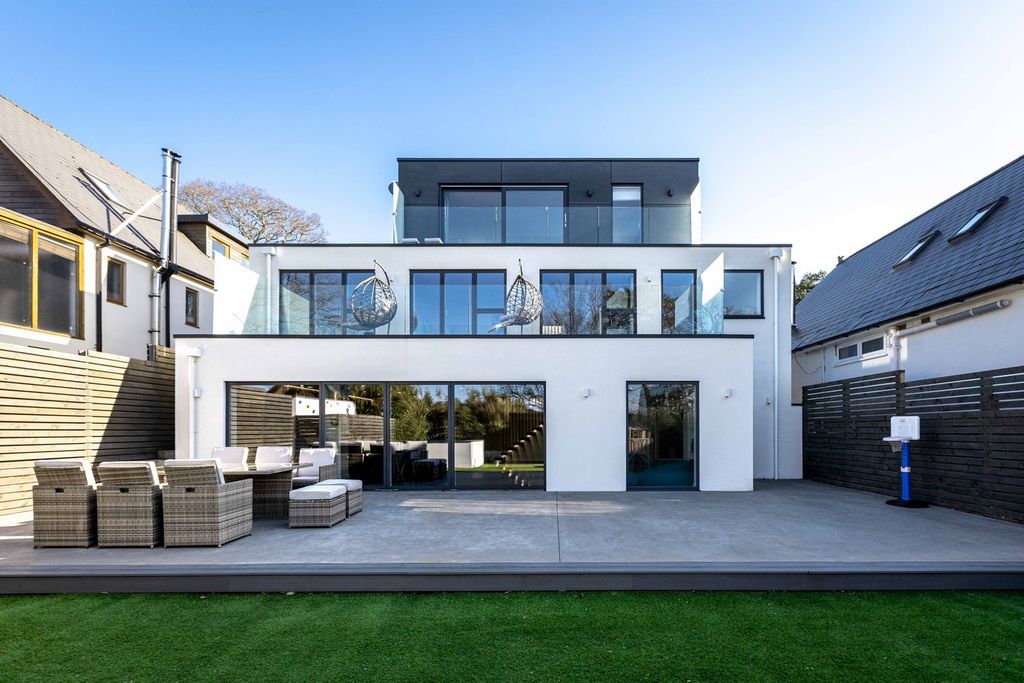 Property photo 3 of 44