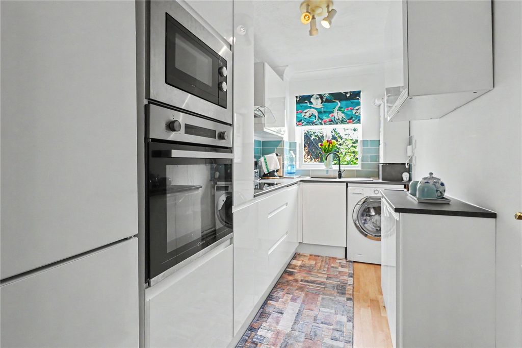 Property photo 3 of 6 Kitchen