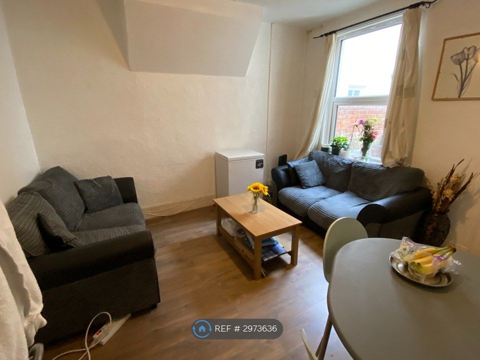 Property photo 1 of 10 Living Room