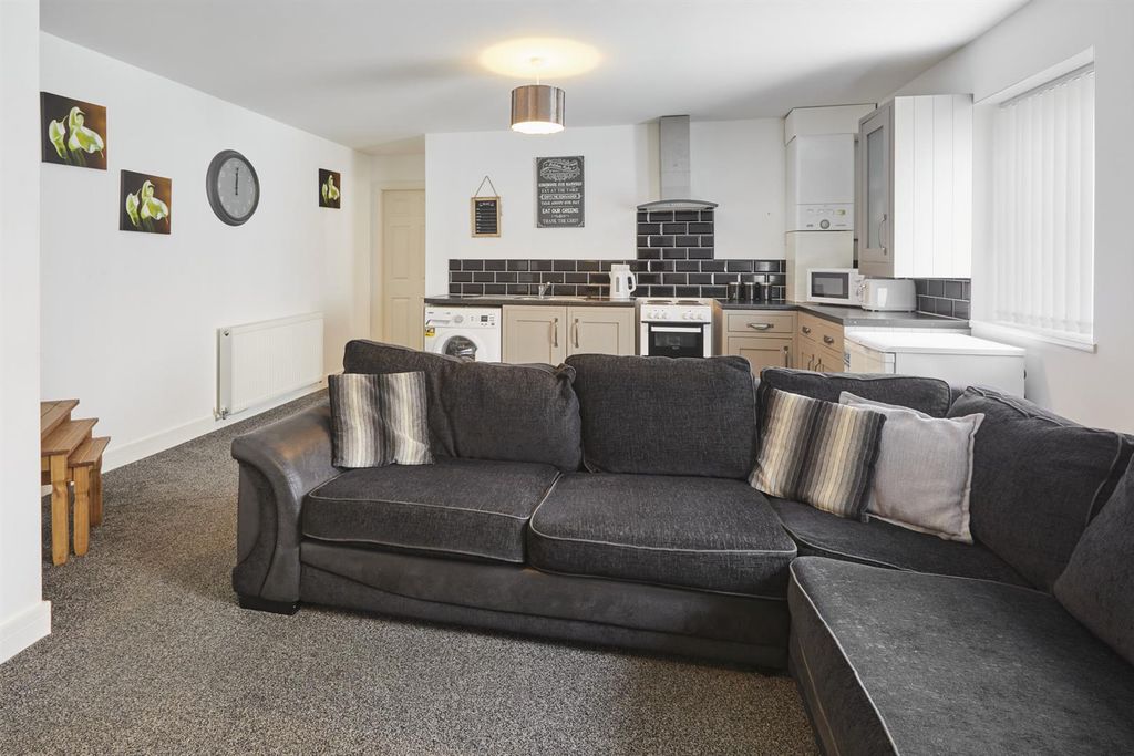Property photo 3 of 19 4