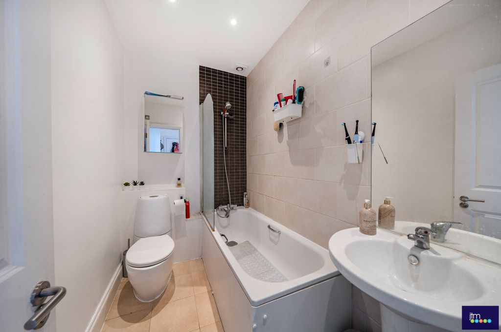 Property photo 3 of 8 Bathroom/WC