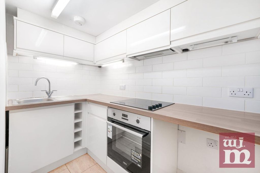 Property photo 3 of 11 Kitchen