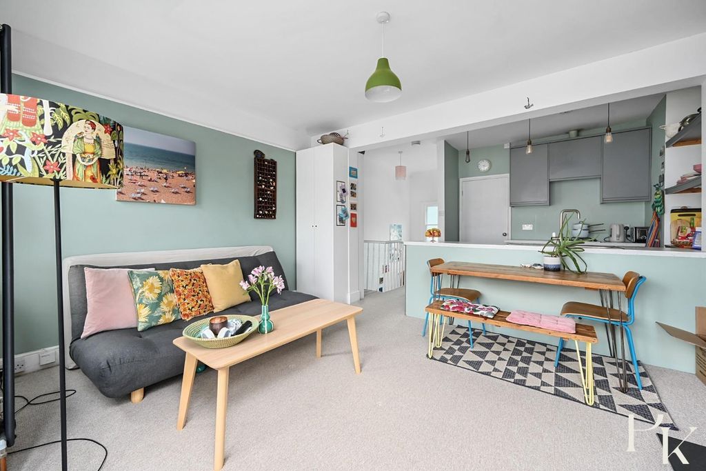 Property photo 2 of 17 7A Cowper Street (10).Jpg