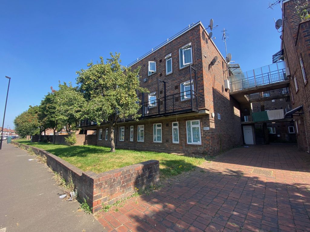 Property photo 1 of 11 All Saints Court, Hounslow, Tw5 9En