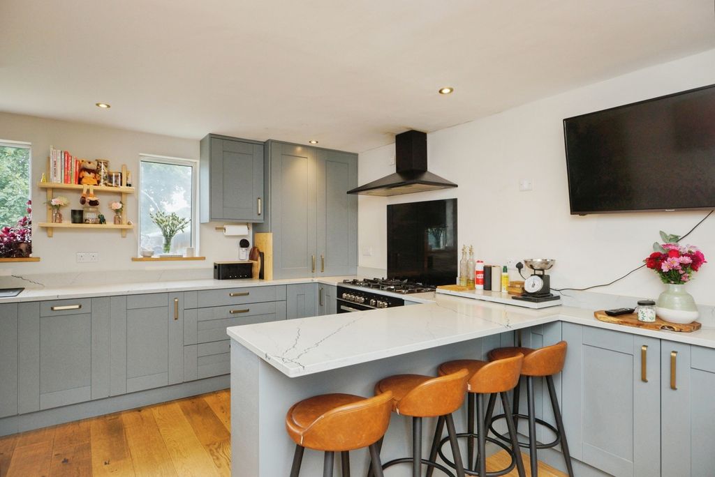 Property photo 3 of 25 Pbox-Img.Jpg
