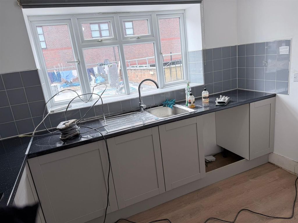 Property photo 2 of 11 076598Ab-5c02-40B1-84E6-2F4d515407Da.Jpg