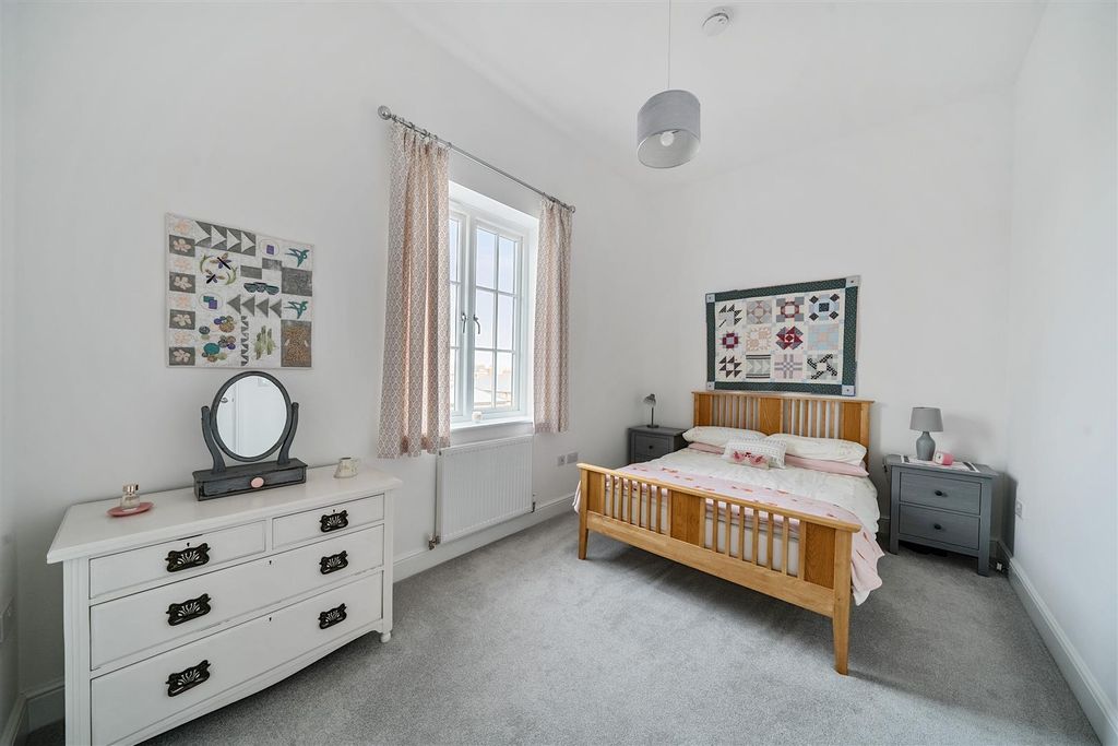 Property photo 2 of 19 Bedroom