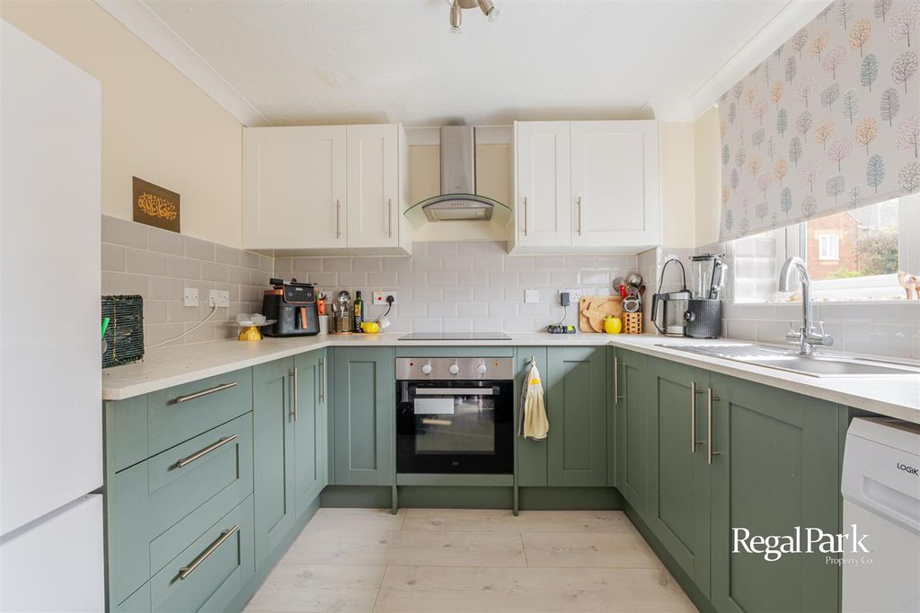 Property photo 3 of 18 Kitchen