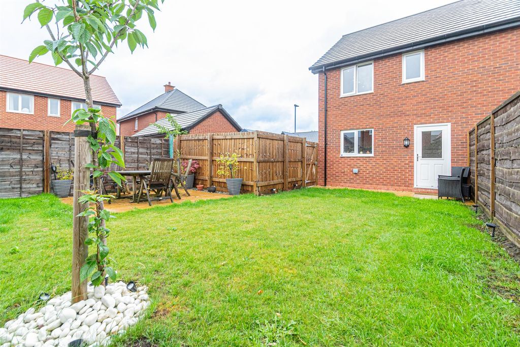 Property photo 3 of 11 Garden