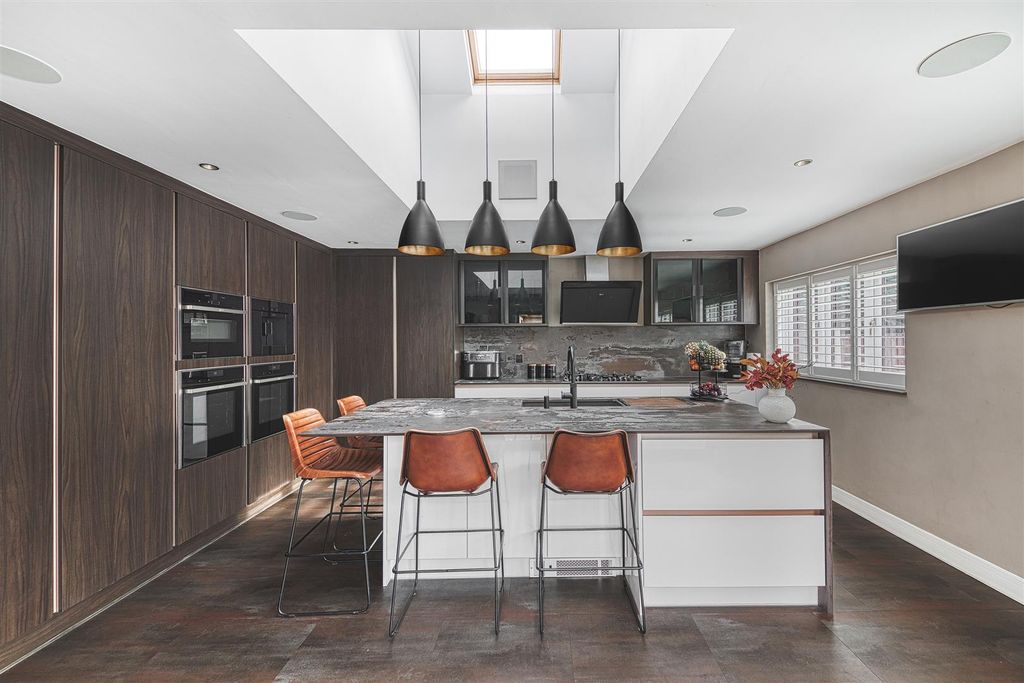 Property photo 2 of 36