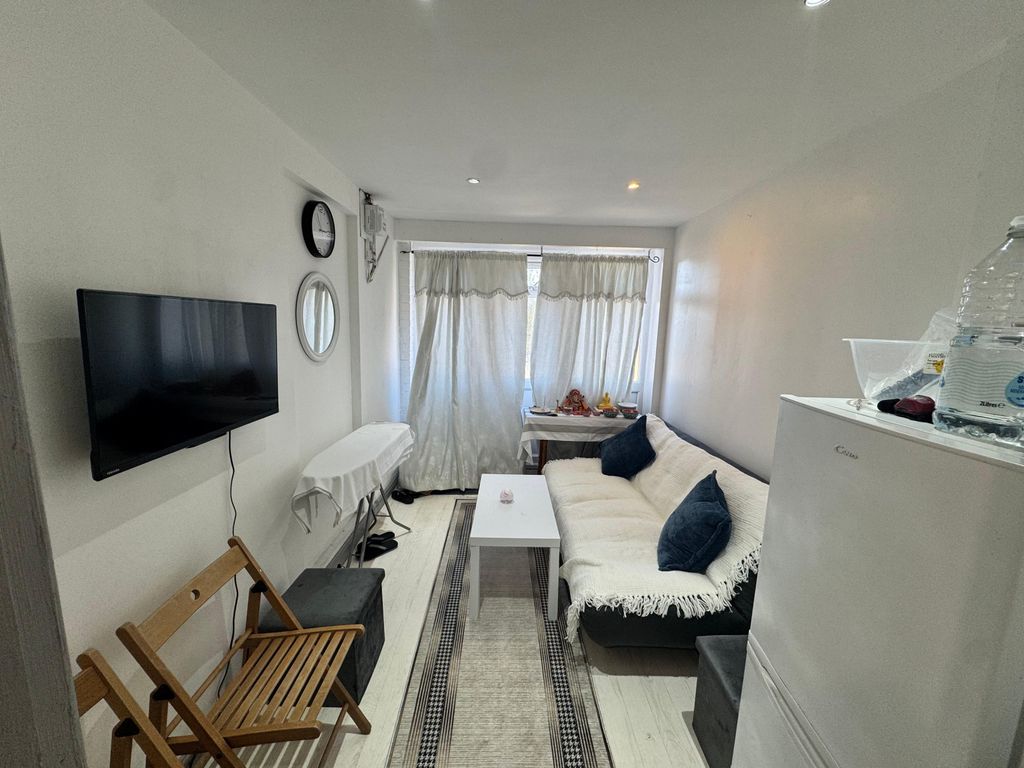 Property photo 1 of 5 Large Apartment