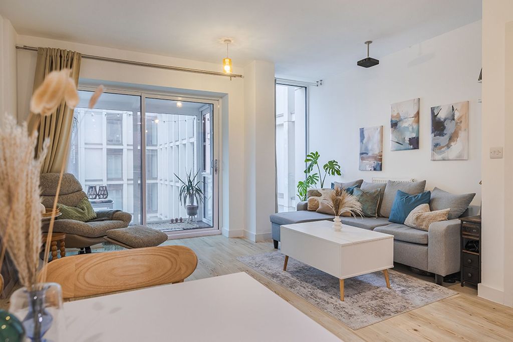 Property photo 1 of 21 Living Room