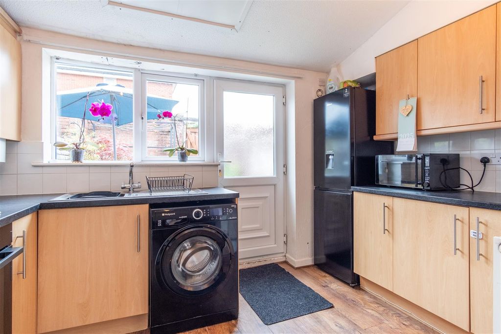 Property photo 3 of 18 Kitchen