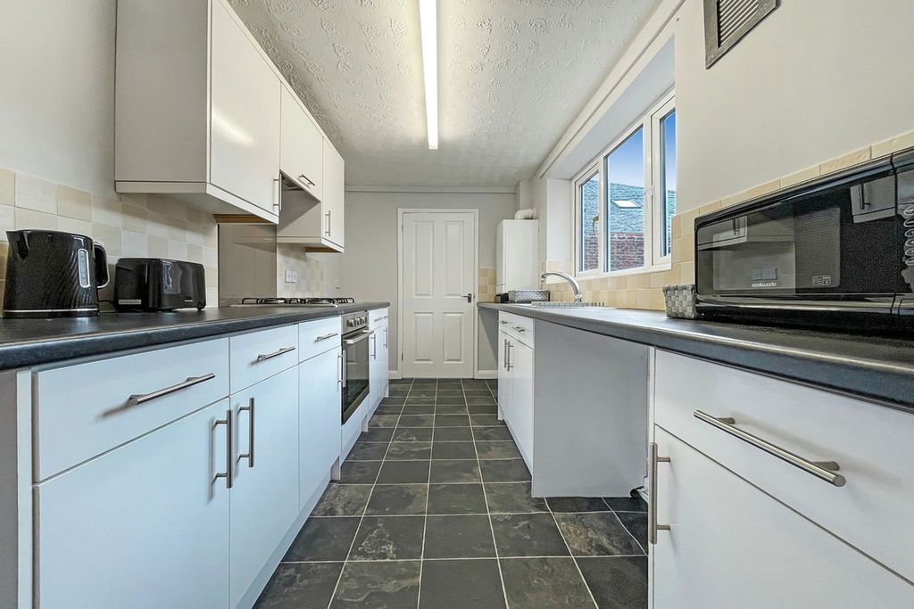 Property photo 3 of 10 Kitchen