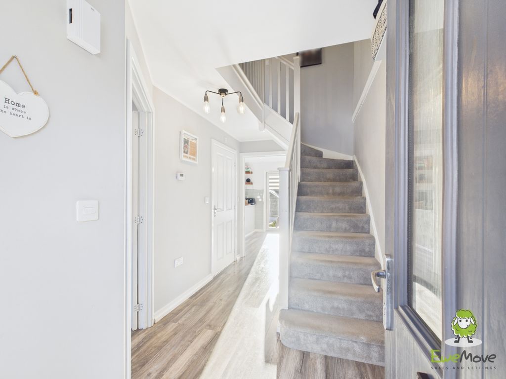 Property photo 3 of 28 Ewemove Estate Agents Basingstoke - 22 Lady Margar