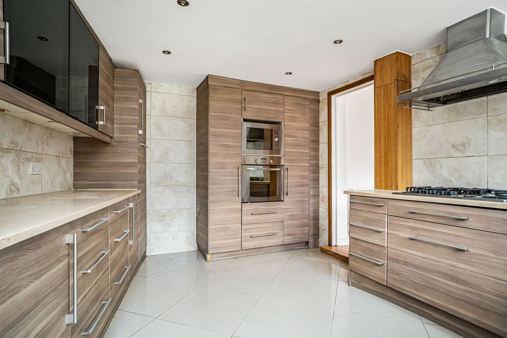 Property photo 2 of 32