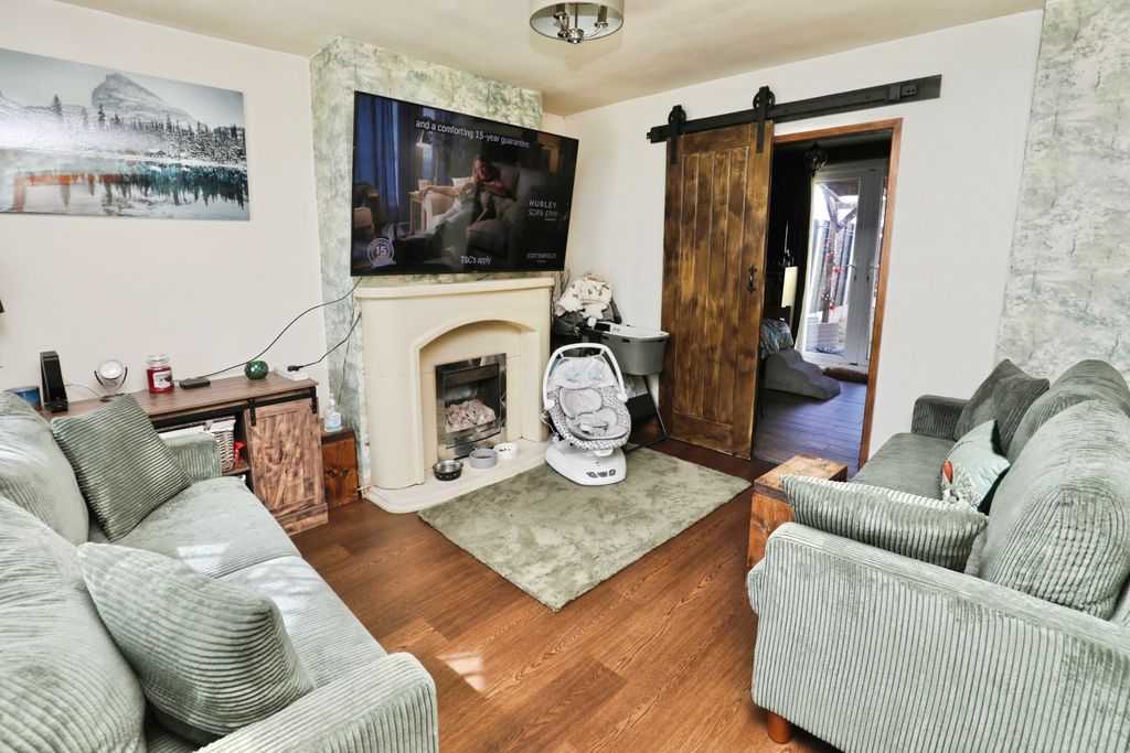 Property photo 3 of 19 Lounge