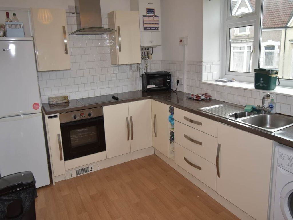 Property photo 2 of 9 Kitchen