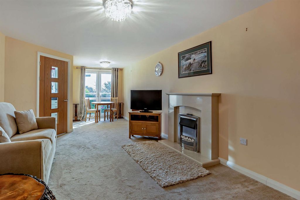 Property photo 2 of 20 8580073-Interior02-800.Jpg