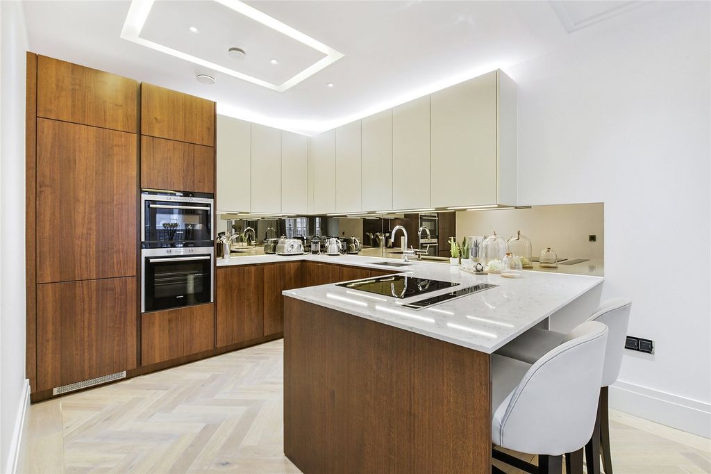 Property photo 3 of 11 Kitchen