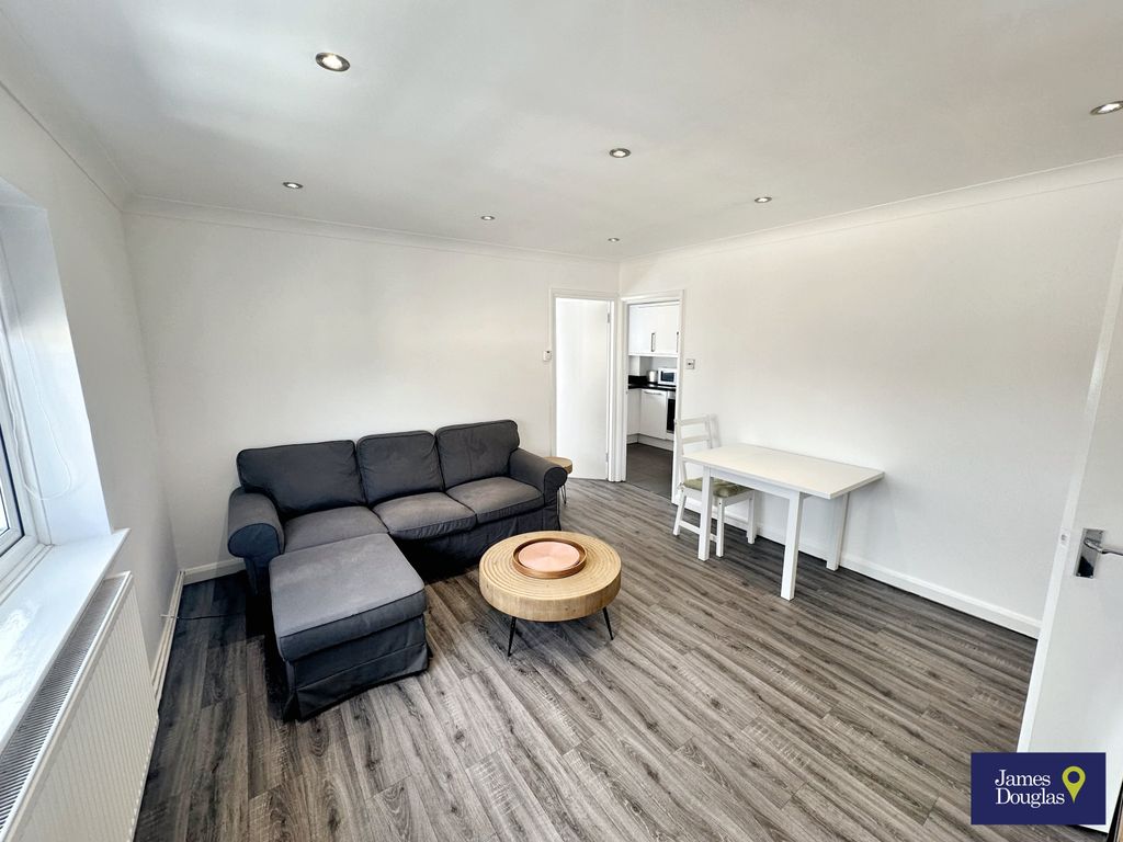 Property photo 3 of 9 Lounge 1