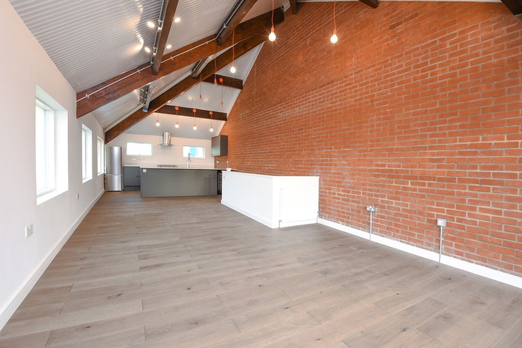 Property photo 1 of 8 402725 (2)