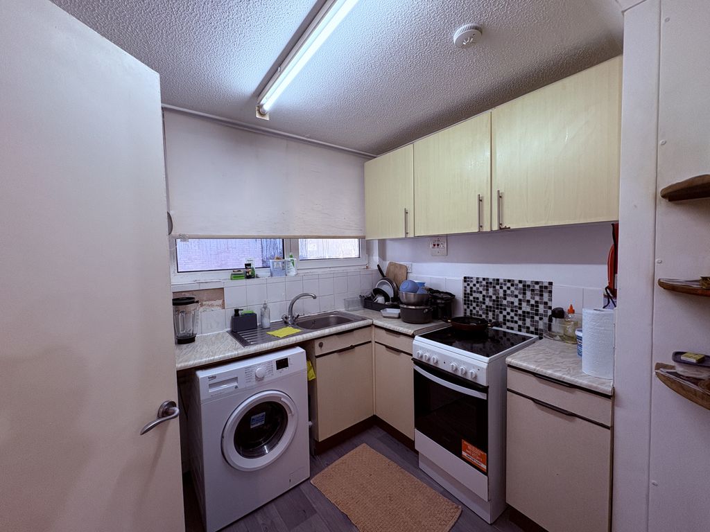 Property photo 1 of 10 One Bed Flat For Sale Cambridge Central, Histon Road Cb4