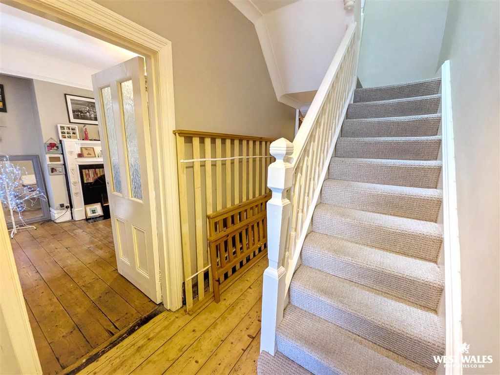 Property photo 2 of 32 21261.Jpg