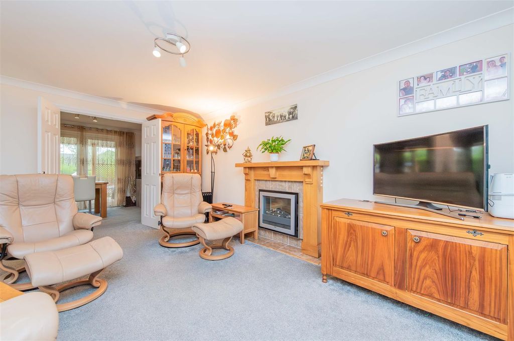 Property photo 2 of 31 Lounge