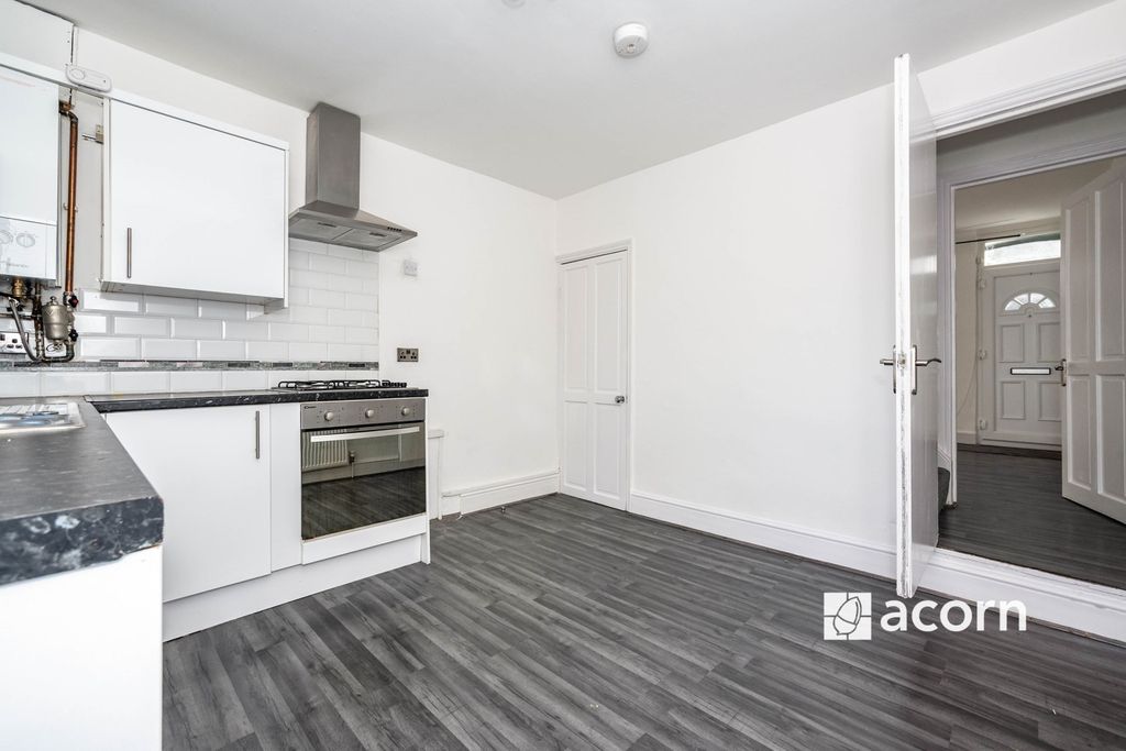 Property photo 3 of 10 Kitchen