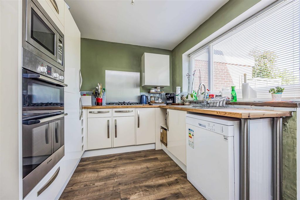 Property photo 3 of 17 22 Sutton Road, Waterlooville-Small-Porticomarketi