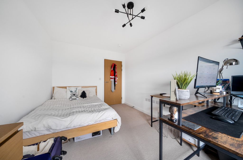 Property photo 3 of 19 1384610-4-69285A1...