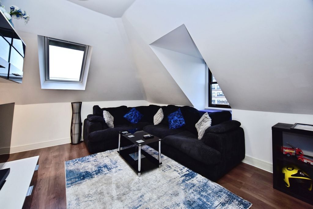 Property photo 3 of 17 Lounge/Diner