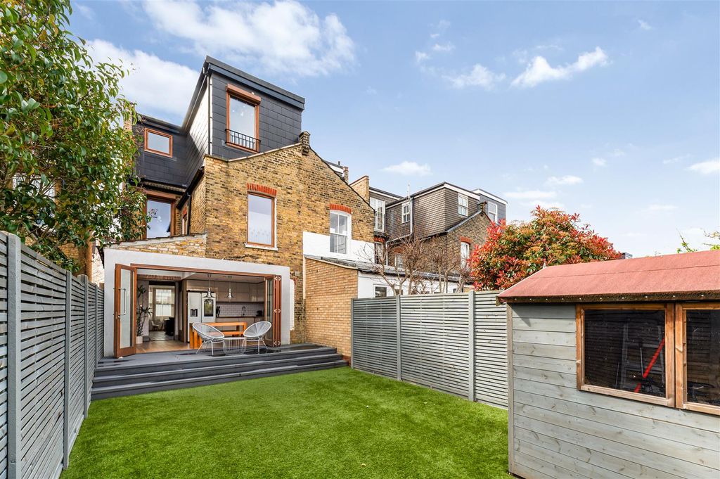 Property photo 3 of 17 Garden