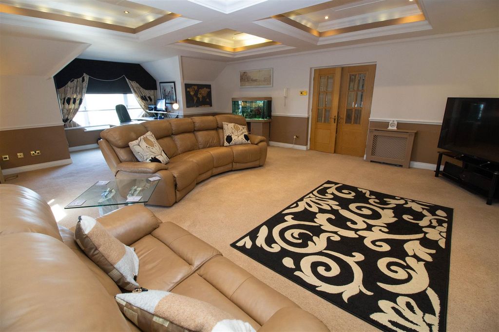 Property photo 3 of 17 Lounge