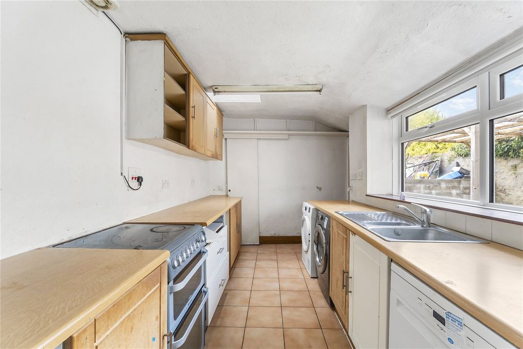 Property photo 3 of 16 Clifton Road