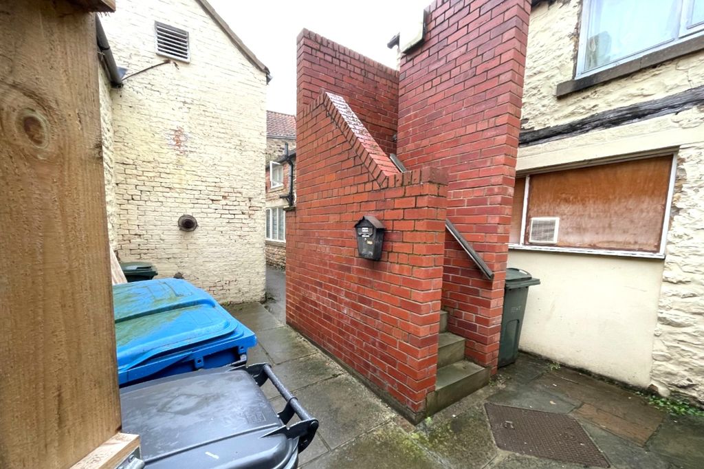 Property photo 1 of 4 19 Market Place, Kirkbymoorside, North Yorkshire Yo62 6Aa